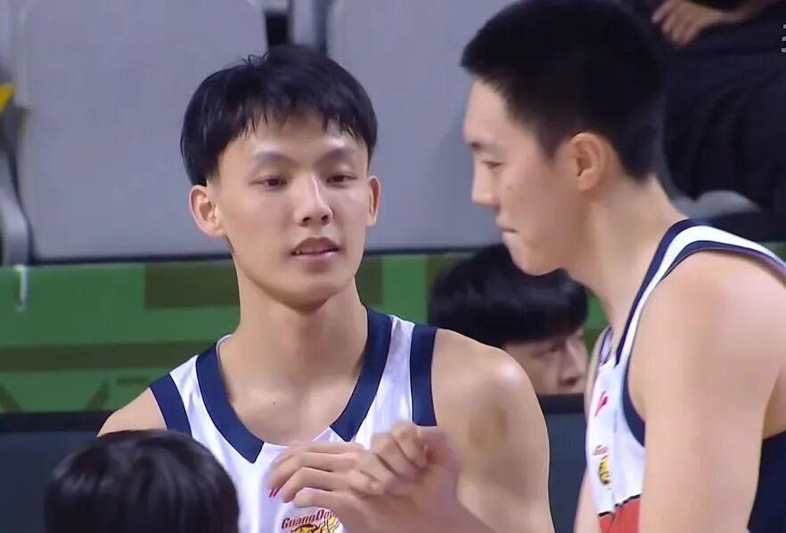 广东男篮16分大胜，胡明轩14+4焦伯乔14+10，郭昊文复出砍20+5